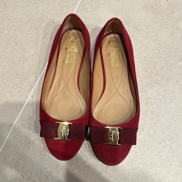 Red flats - Picture 1 of 3